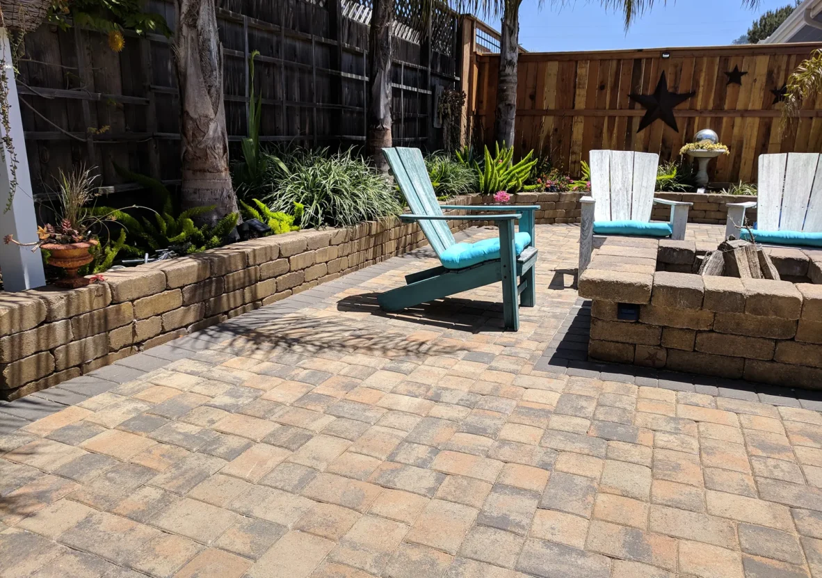 IGL-Pavers-Roman-Lopez-Blend-Pavers-with-Morrostone-Cream-Brown-Firepit-and-wall